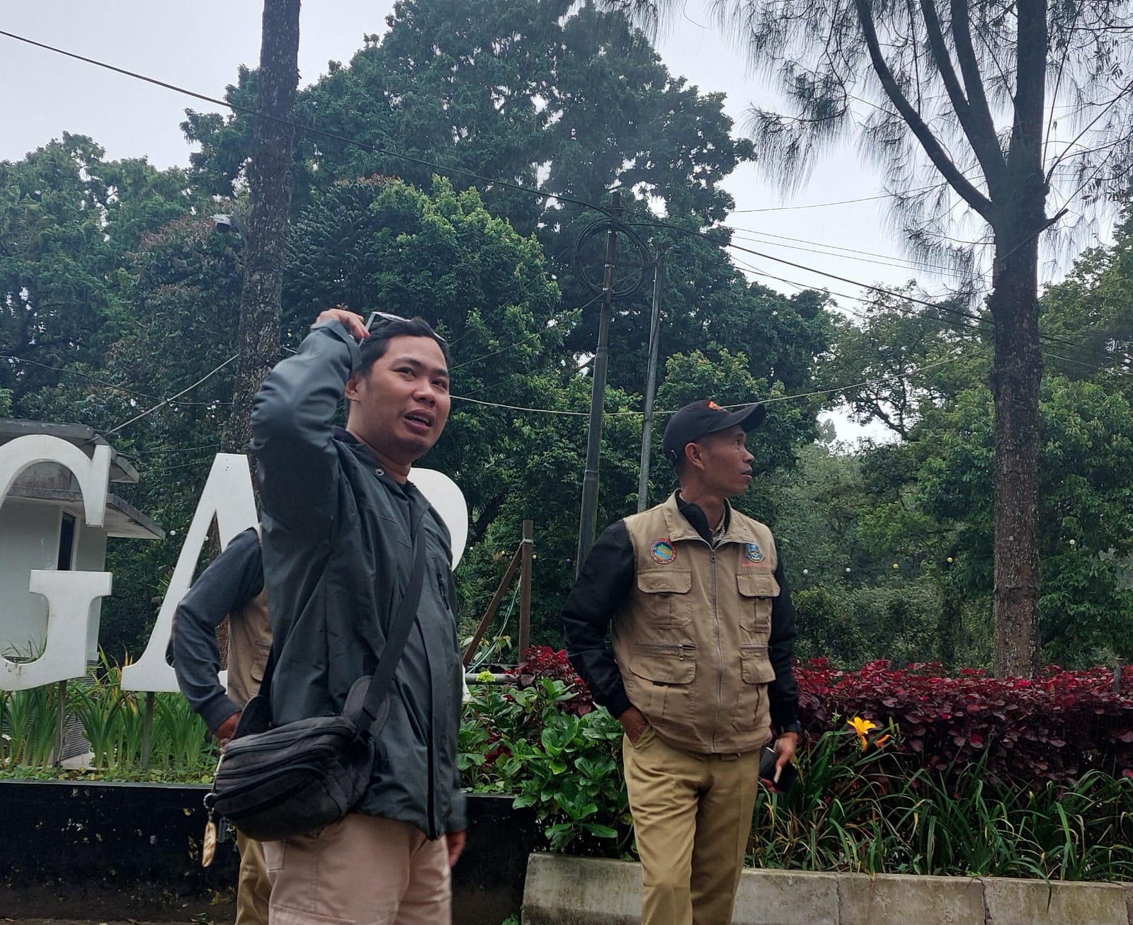 FOTO : Mas Andre Hariyanto Pemimpin Redaksi Suara Utama dan Petugas Objek Wisata Alam Air Panas Cangar Kota Wisata Batu (Aisyah Putri Widodo/Suara Utama ID)