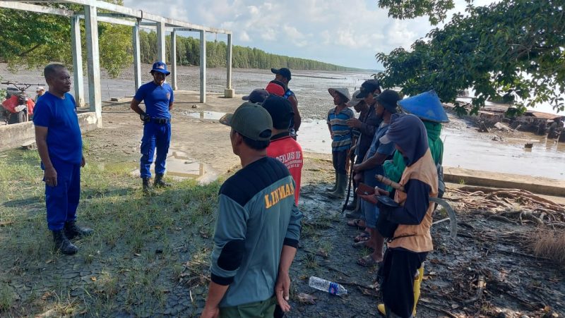 Satpolairud Polres Tuba Lampung Adakan Aksi Bersih Pantai dalam rangka WOD 2024 di LA Kampung Bumi Dipasana Agung, Rawajitu Timur (8/6/2024) Suara Utama.id