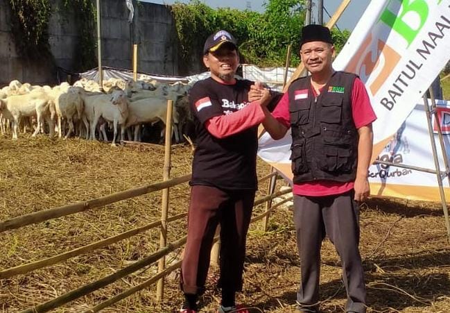 FOTO : Ahmad Yani Pinisepuh Pesantren Bisnis Indonesia Korda Malang dan Agus Wahyudi Wasekjen NGG saat melangsungkan Kurban Idul Adha (Mas Andre Hariyanto/Suara Utama ID)