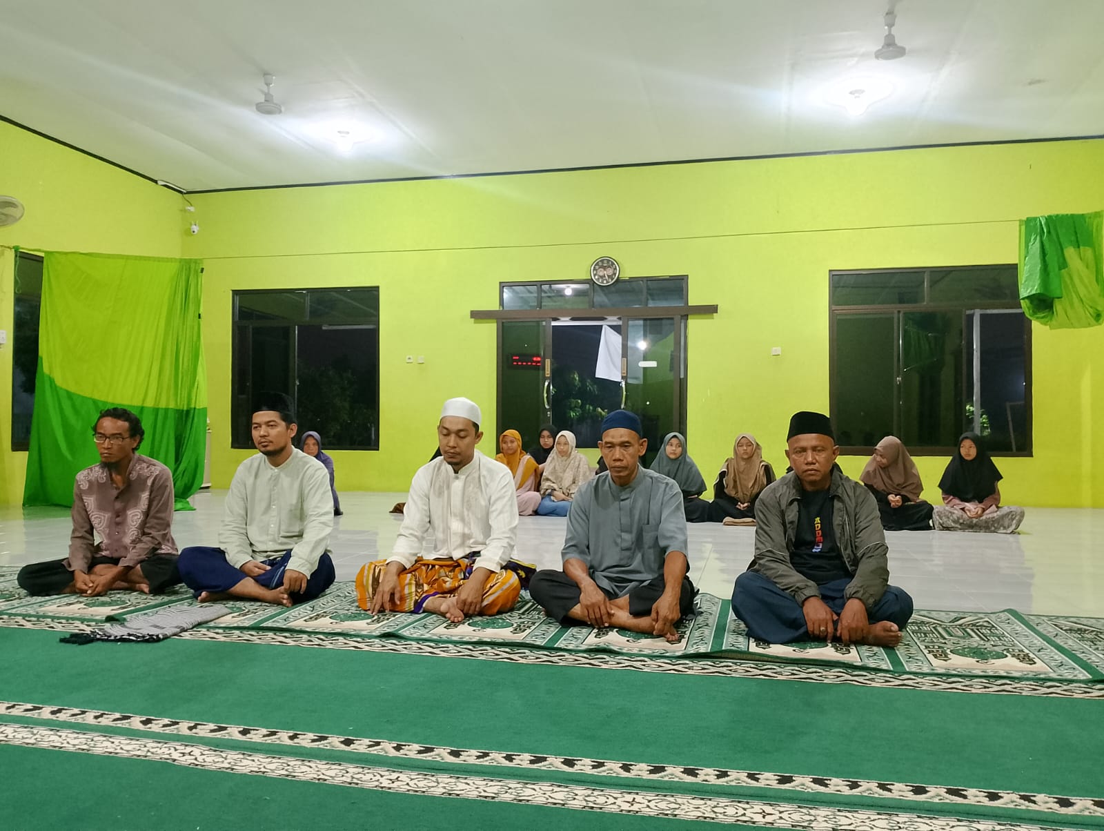 FOTO : Kajian Kitab Ta'lim Mutaalim Ustadz Dasim di Masjid Al - Iman Karawang Jawa Barat (Suara Utama ID)