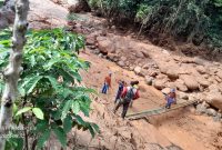 Jembatan Darurat dari Bambu Pekon Srimenganten, Pulau Panggung Tanggamus.(20/6): Suara Utama.id