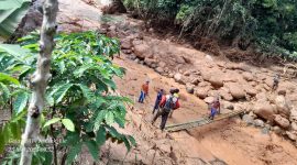 Jembatan Darurat dari Bambu Pekon Srimenganten, Pulau Panggung Tanggamus.(20/6): Suara Utama.id