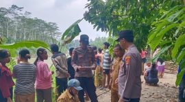 Warga dan kepolisian di Tepian Sungai Semaka Tanggamus (24/6): Suara utama.id.