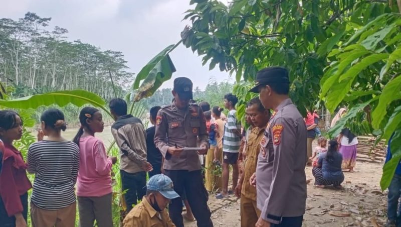 Warga dan kepolisian di Tepian Sungai Semaka Tanggamus (24/6): Suara utama.id.