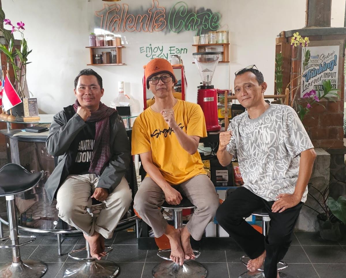 FOTO : Pemimpin Redaksi Suara Utama Mas Andre Hariyanto bersama Mr. Lukman selaku Founder FIB School of Talents Kota Malang, Jawa Timur dan Mr. Soni (Aisyah Putri Widodo/SUARA UTAMA)