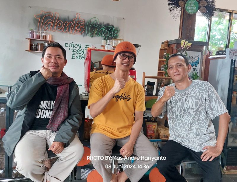 FOTO : Pemimpin Redaksi Suara Utama Mas Andre Hariyanto bersama Mr. Lukman selaku Founder FIB School of Talents Kota Malang, Jawa Timur dan Mr. Soni (Aisyah Putri Widodo/SUARA UTAMA)