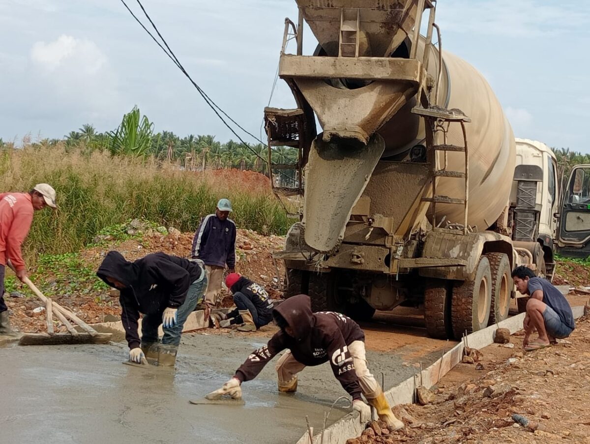 FOTO : Proses Pembangunan Infrastruktur Desa Tuloho Lasusu Kolaka Utara Terus Berbenah (Syamsul Alam/SUARA UTAMA)