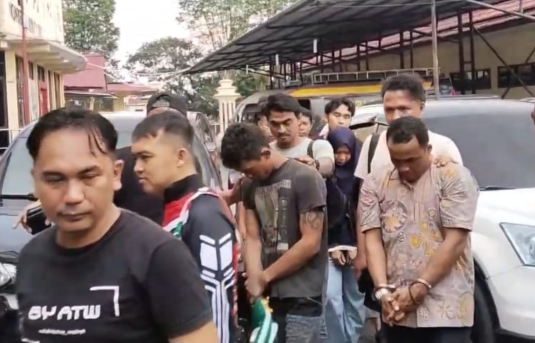 Foto:Pelaku Tersangka penembakan saat di Amankan polisi