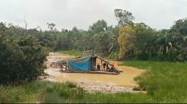 Foto: Aktivitas dompeng rakit di sekitaran Dam Sesah