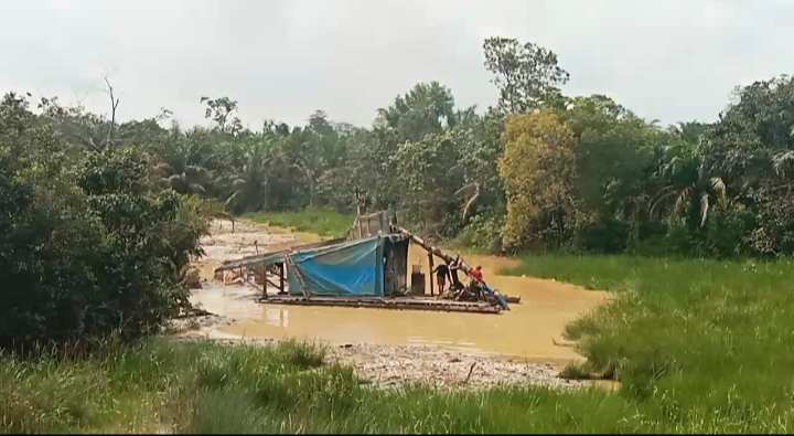 Foto: Aktivitas dompeng rakit di sekitaran Dam Sesah