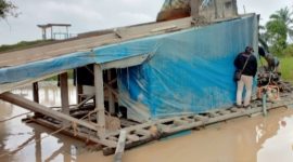 Foto: Salah satu mesin dompeng rakit yang beroperasi di Dam Sesah