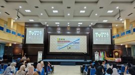 Sekitar 200 mahasiswa secara luring mengikuti acara Ngobrol Santai Via Zoom seputar Bisnis yang Sedang Trend dan Viral bagi Gen Z. Kegiatan dipusatkan di Aula Aidil Fitrisyah lantai 5 Gedung Busiess dan Science Center UPGRI Palembang pada Sabtu 8 Juni 2024 lalu. Sedangkan 50 lebih mahasiswa mengikuti secara daring melalui Room Zoom Meeting yang dimoderatori oleh  bapak Zahruddn Hodsay.