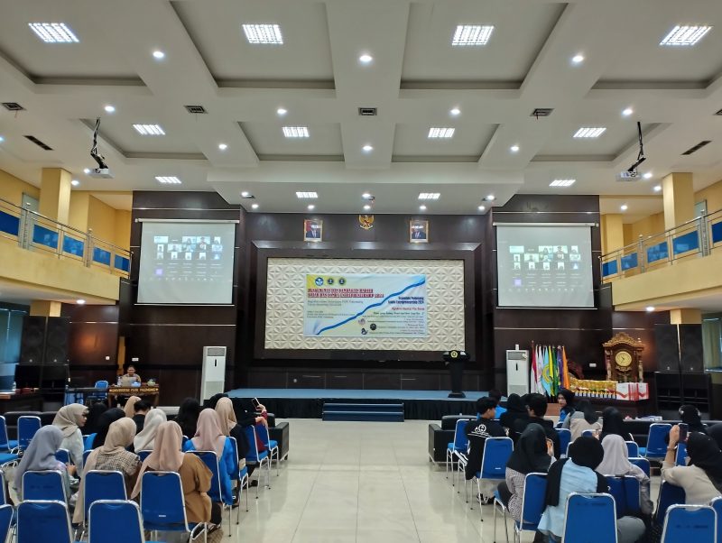 Sekitar 200 mahasiswa secara luring mengikuti acara Ngobrol Santai Via Zoom seputar Bisnis yang Sedang Trend dan Viral bagi Gen Z. Kegiatan dipusatkan di Aula Aidil Fitrisyah lantai 5 Gedung Busiess dan Science Center UPGRI Palembang pada Sabtu 8 Juni 2024 lalu. Sedangkan 50 lebih mahasiswa mengikuti secara daring melalui Room Zoom Meeting yang dimoderatori oleh  bapak Zahruddn Hodsay.