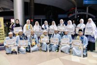 Photo bersama jamaah haji khusus di Bandara Sultan Mahmud Badaruddin II Palembang setelah menerima Serfifikat Haji dan Bingkisan dari manajemen Zafa Tour pada Ahad malam (23/06/2024).