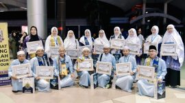 Photo bersama jamaah haji khusus di Bandara Sultan Mahmud Badaruddin II Palembang setelah menerima Serfifikat Haji dan Bingkisan dari manajemen Zafa Tour pada Ahad malam (23/06/2024).