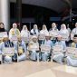Photo bersama jamaah haji khusus di Bandara Sultan Mahmud Badaruddin II Palembang setelah menerima Serfifikat Haji dan Bingkisan dari manajemen Zafa Tour pada Ahad malam (23/06/2024).