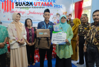 FOTO : YDSF Bantu Tas Sekolah untuk Anak Disabilitas di SLB Putra Jaya dalam Hari Anak Nasional 2024 (SUARA UTAMA)