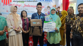 FOTO : YDSF Bantu Tas Sekolah untuk Anak Disabilitas di SLB Putra Jaya dalam Hari Anak Nasional 2024 (SUARA UTAMA)