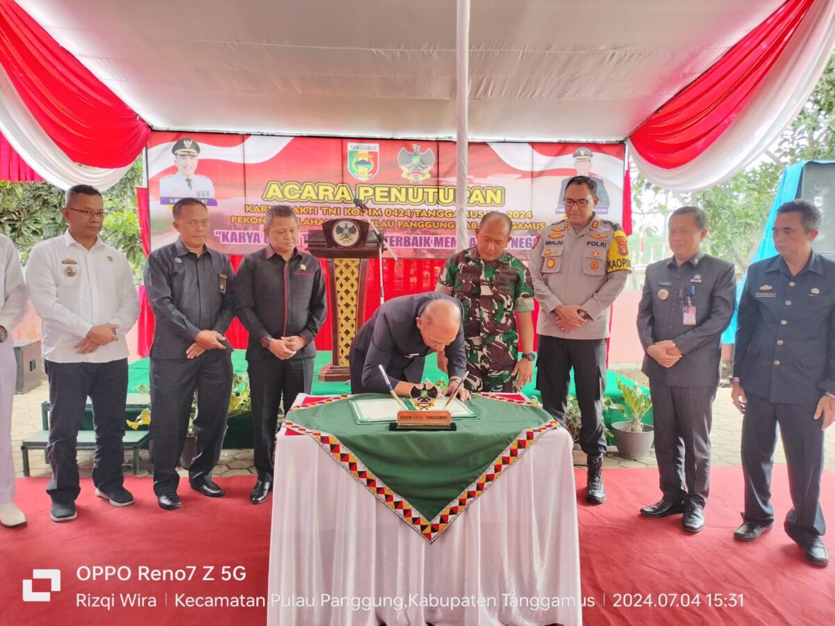 Dandim 0424/Tanggamus, Letkol Inf. Vicky Heru Harsanto, secara resmi menutup Karya Bakti TNI 2024 di Pulau Panggung Tanggamus (4/7): Suarautama.id