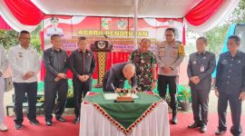 Dandim 0424/Tanggamus, Letkol Inf. Vicky Heru Harsanto, secara resmi menutup Karya Bakti TNI 2024 di Pulau Panggung Tanggamus (4/7): Suarautama.id