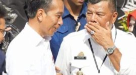 Momen Bupati Bulukumba, H.A. Muchtar Ali Yusuf berbisik kepada Presiden Jokowi saat melakukan kunjungan kerja di Bulukumba-Sulsel.