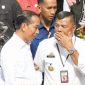 Momen Bupati Bulukumba, H.A. Muchtar Ali Yusuf berbisik kepada Presiden Jokowi saat melakukan kunjungan kerja di Bulukumba-Sulsel.