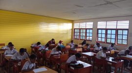 Suasan tes Kemampuan awal siswa pada senin (15/7/2024) di ruangan kelas VII SMP YPPK Bilogai.(foto.Yeheskiel)
