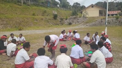 Breaktime Siswa baru SMP YPPK St.Fransiskus Asisi Bilogai dalam suasan MOS di halaman sekolah.(foto.Elin for Suarautama.id)