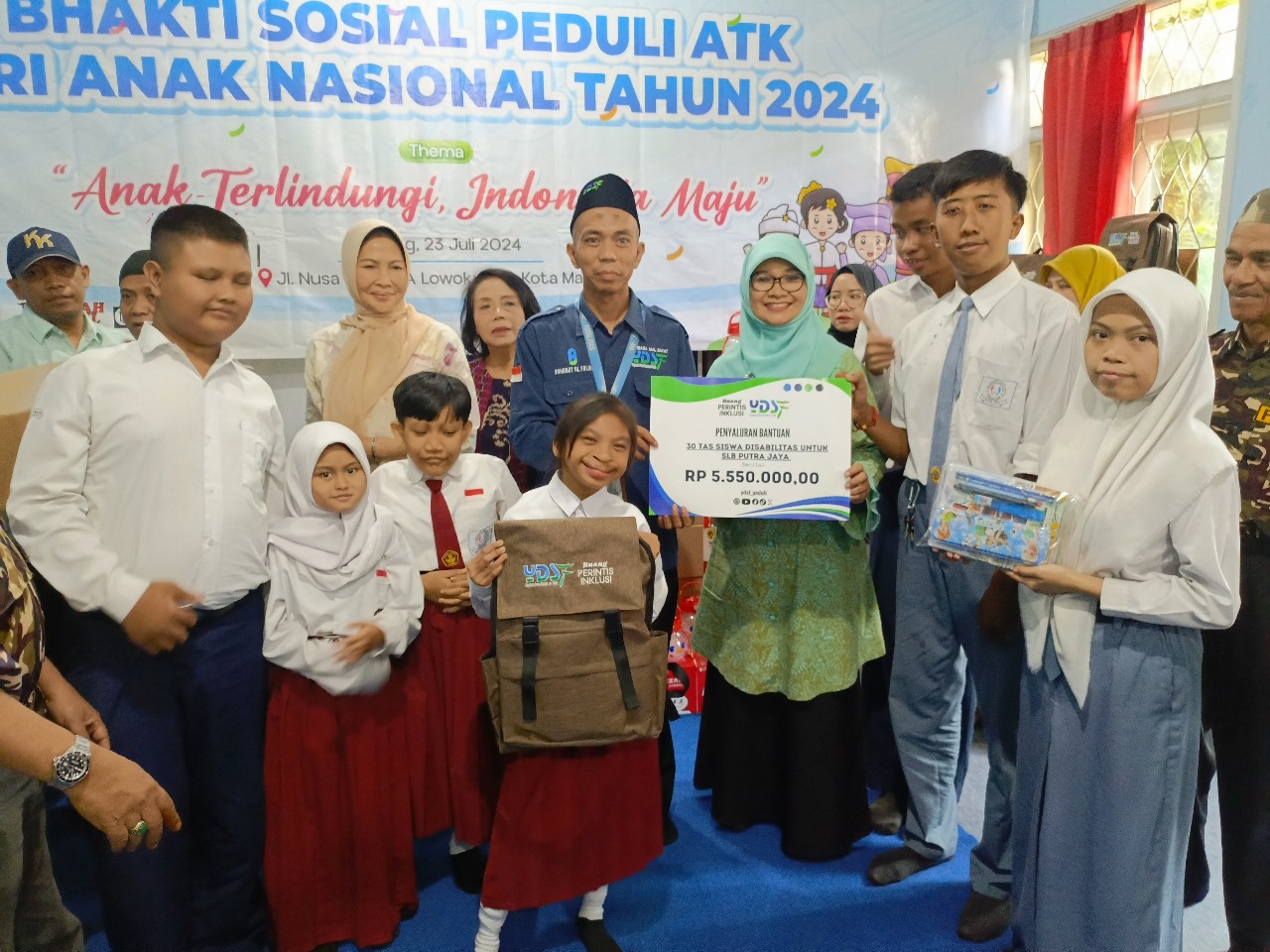 FOTO : YDSF Bantu Tas Sekolah untuk Anak Disabilitas di SLB Putra Jaya dalam Hari Anak Nasional 2024 (SUARA UTAMA)