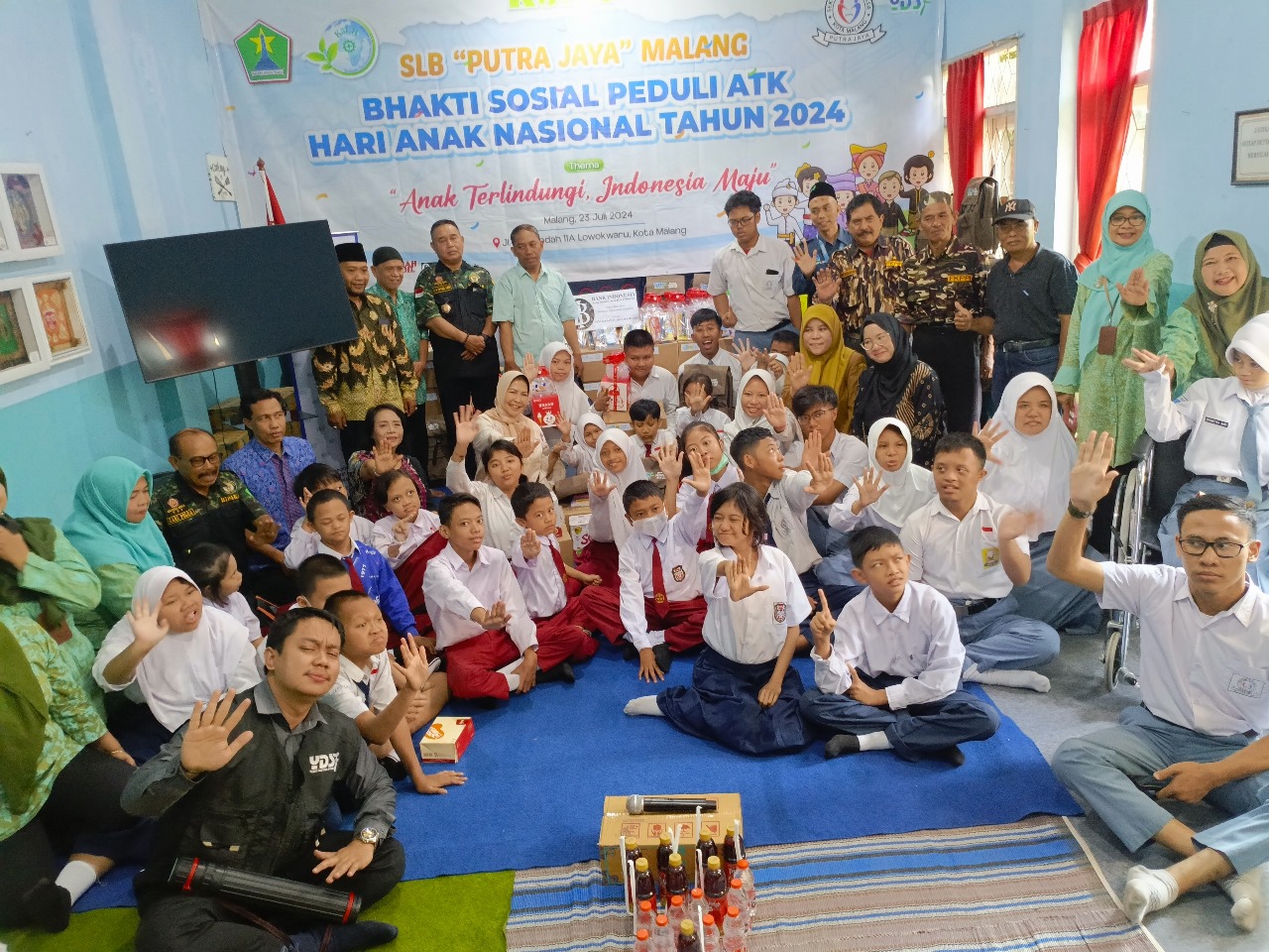 FOTO : YDSF Bantu Tas Sekolah untuk Anak Disabilitas di SLB Putra Jaya dalam Hari Anak Nasional 2024 (SUARA UTAMA)