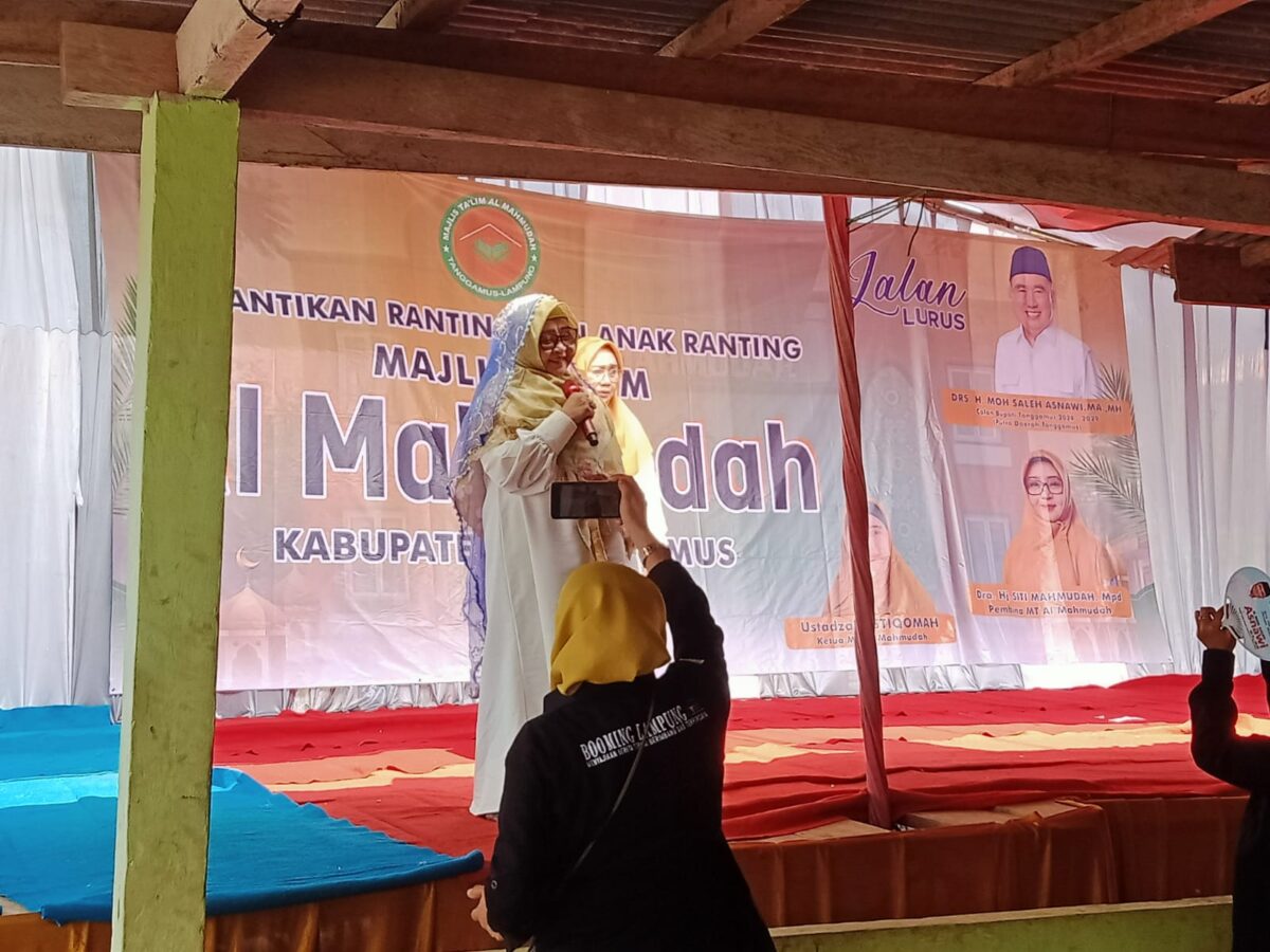 Hadiri Pelantikan Pengurus Majelis Ta'lim Al-Mahmudah, Istri Moh. Saleh Asnawi Calon Bupati Tanggamus Lampung: Suara Utama.id.