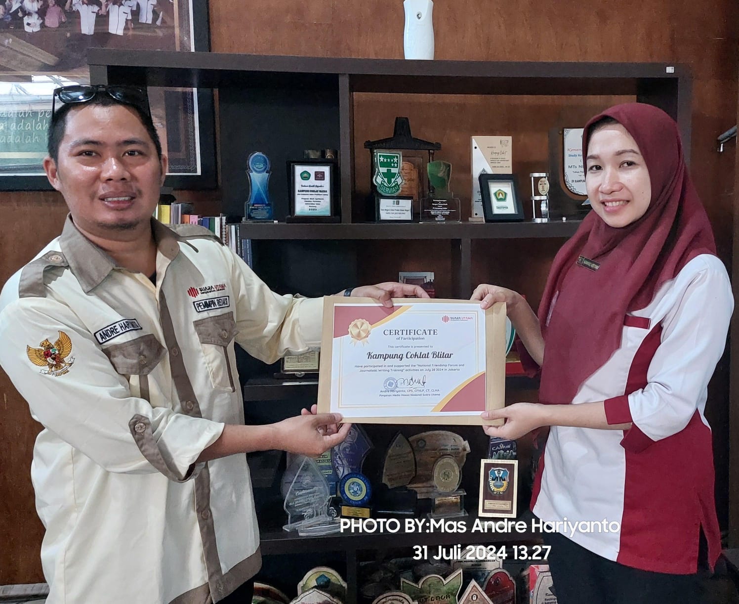 FOTO : Pemimpin Redaksi Suara Utama Mas Andre Hariyanto Apresiasi Kampung Coklat Blitar atas Dukungan Terhadap Lahirnya Jurnalis dan Penulis Hebat (Aisyah Putri/SUARA UTAMA)