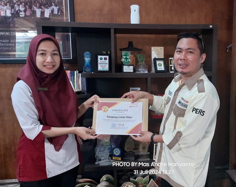 FOTO : Pemimpin Redaksi Suara Utama Mas Andre Hariyanto Apresiasi Kampung Coklat Blitar atas Dukungan Terhadap Lahirnya Jurnalis dan Penulis Hebat (Aisyah Putri/SUARA UTAMA)