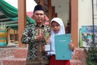 Foto: Kepala Sekolah MIN 3 Merangin Marzuki Idrus bersama Askana Sakhi