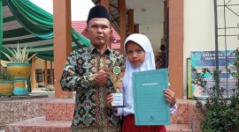 Foto: Kepala Sekolah MIN 3 Merangin Marzuki Idrus bersama Askana Sakhi