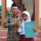 Foto: Kepala Sekolah MIN 3 Merangin Marzuki Idrus bersama Askana Sakhi