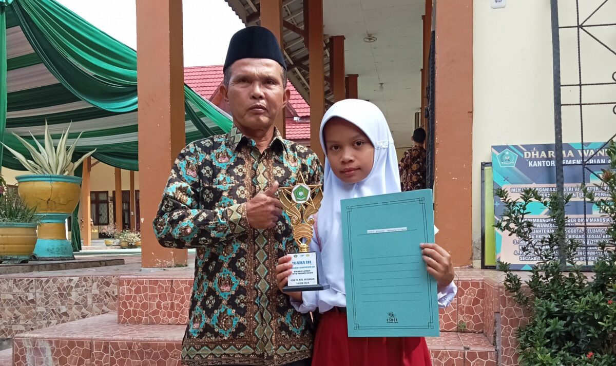 Foto: Kepala Sekolah MIN 3 Merangin Marzuki Idrus bersama Askana Sakhi