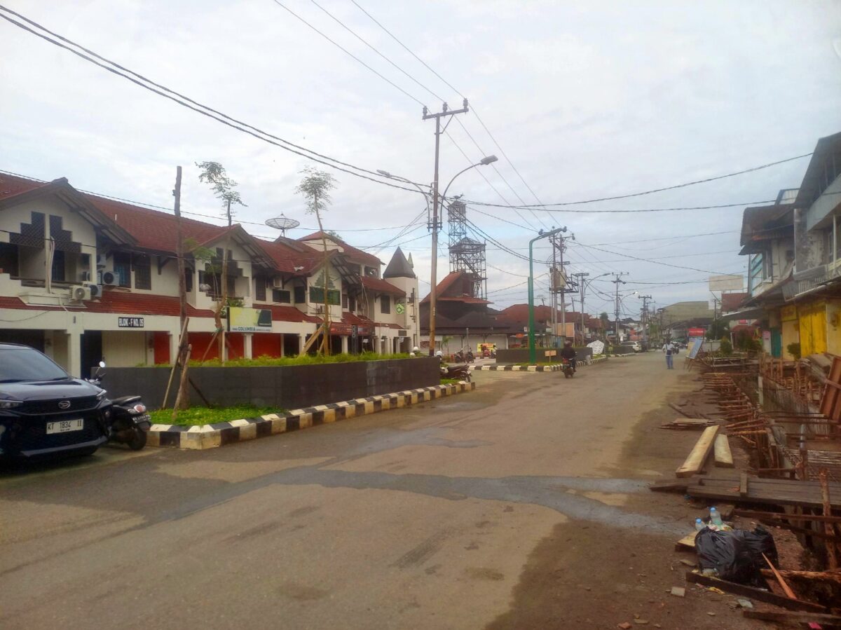 Foto: Kawasan Citra Niaga dalam proses pembangunan parit dan taman pada Kamis, 11 Juli 2024 (Suarautama.id)