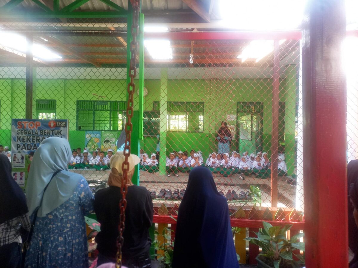 Foto: Maraknya orang tua dalam menyaksikan pendaftaran calon peserta didik baru (Suarautama.id)