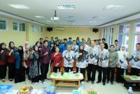 Photo bersama peserta Pelatihan dan Workshop Manajemen Bisnis dari UPGRI Palembang dan UIGM Palembang bersama nara sumber, wakil rektor III, Dekan, Wakil Dekan dan para pejabat di lingkungan UPGRI Palembang serta dosen pendamping dari kedua kampus.