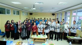 Photo bersama peserta Pelatihan dan Workshop Manajemen Bisnis dari UPGRI Palembang dan UIGM Palembang bersama nara sumber, wakil rektor III, Dekan, Wakil Dekan dan para pejabat di lingkungan UPGRI Palembang serta dosen pendamping dari kedua kampus.