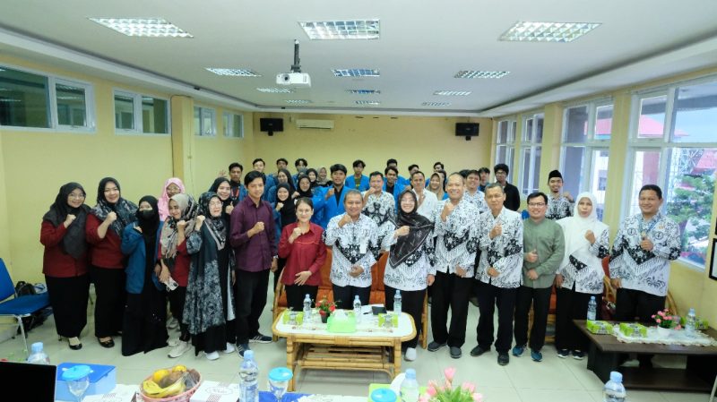 Photo bersama peserta Pelatihan dan Workshop Manajemen Bisnis dari UPGRI Palembang dan UIGM Palembang bersama nara sumber, wakil rektor III, Dekan, Wakil Dekan dan para pejabat di lingkungan UPGRI Palembang serta dosen pendamping dari kedua kampus.