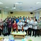 Photo bersama peserta Pelatihan dan Workshop Manajemen Bisnis dari UPGRI Palembang dan UIGM Palembang bersama nara sumber, wakil rektor III, Dekan, Wakil Dekan dan para pejabat di lingkungan UPGRI Palembang serta dosen pendamping dari kedua kampus.