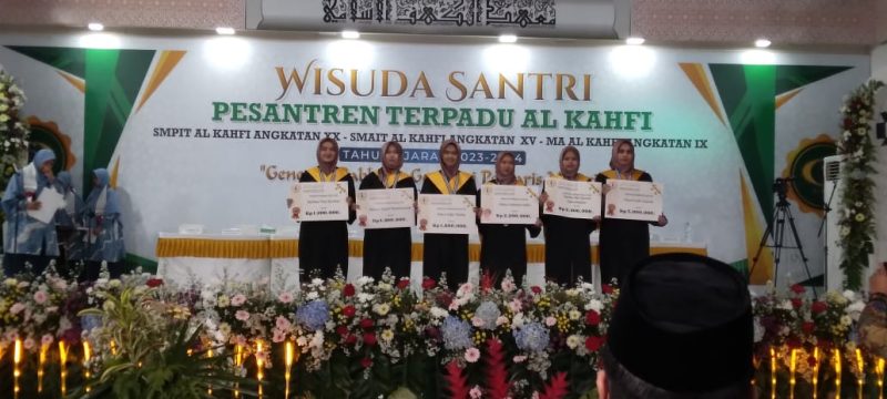 Photo Bersama Wisuda Santri Berprestasi akademik dan hafidz Quran Persantren Terpadu Al Kahfi Bogor