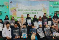 Photo bersama siswa-siswi SD, SMP, SMA dan SMK setelah mendapatkan paket peralatan sekolah di Masjid Al-Ikhlas Jalan Irigasi Lorong Manunggal - Lorong Mandi Angin Kelurahan Srijaya Kecamatan Alang-Alang Lebar Palembang pada Sabtu kemarin (6/7/2024).