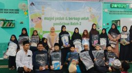 Photo bersama siswa-siswi SD, SMP, SMA dan SMK setelah mendapatkan paket peralatan sekolah di Masjid Al-Ikhlas Jalan Irigasi Lorong Manunggal - Lorong Mandi Angin Kelurahan Srijaya Kecamatan Alang-Alang Lebar Palembang pada Sabtu kemarin (6/7/2024).