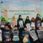Photo bersama siswa-siswi SD, SMP, SMA dan SMK setelah mendapatkan paket peralatan sekolah di Masjid Al-Ikhlas Jalan Irigasi Lorong Manunggal - Lorong Mandi Angin Kelurahan Srijaya Kecamatan Alang-Alang Lebar Palembang pada Sabtu kemarin (6/7/2024).