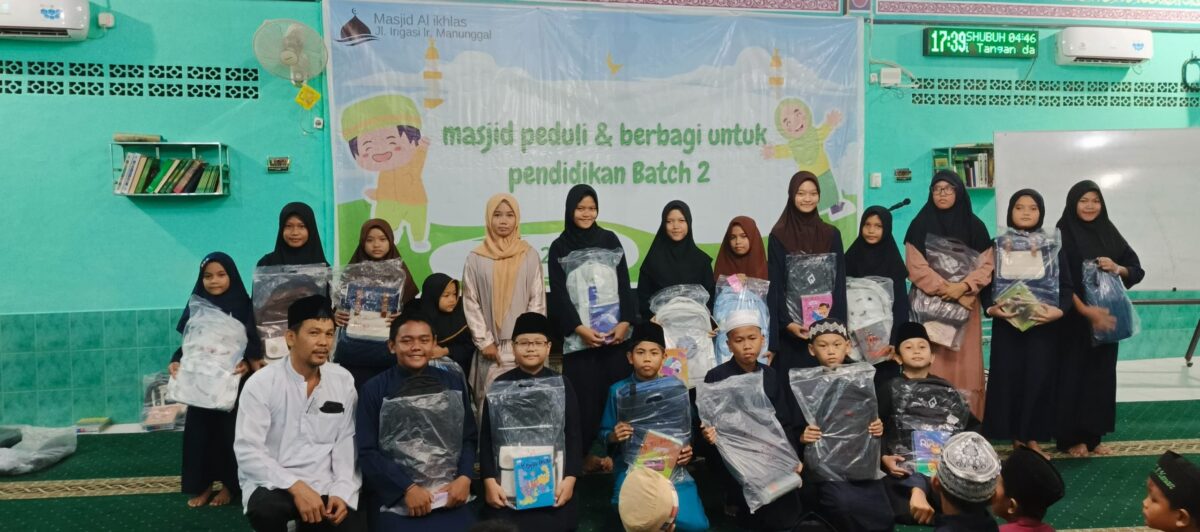 Photo bersama siswa-siswi SD, SMP, SMA dan SMK setelah mendapatkan paket peralatan sekolah di Masjid Al-Ikhlas Jalan Irigasi Lorong Manunggal - Lorong Mandi Angin Kelurahan Srijaya Kecamatan Alang-Alang Lebar Palembang pada Sabtu kemarin (6/7/2024).
