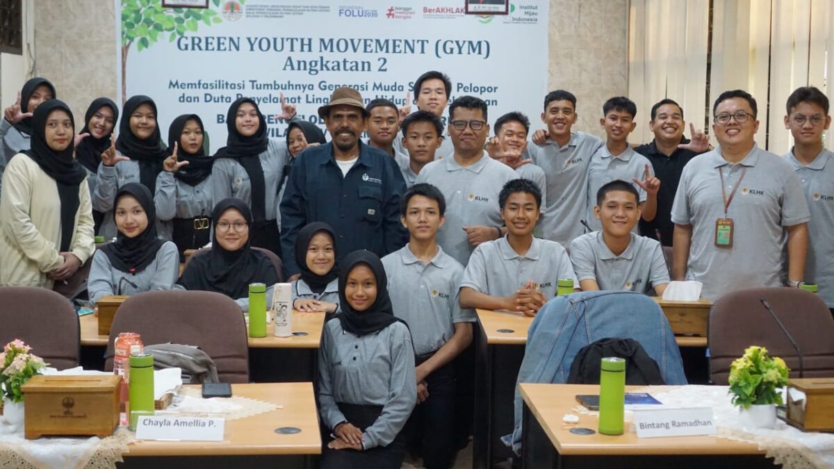 Photo bersama para peserta duta-duta  Green Youth Movement Batch II bersama para fasilitator dan Chalid Muhammad (aktivis lingkungan, koordinator Institut Hijau Indonesia) pada Sabtu 20/07/2024 di Balai Pengelolaan Hutan Lestari Wilayah V Palembang.