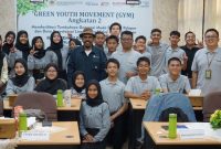 Photo bersama para peserta duta-duta  Green Youth Movement Batch II bersama para fasilitator dan Chalid Muhammad (aktivis lingkungan, koordinator Institut Hijau Indonesia) pada Sabtu 20/07/2024 di Balai Pengelolaan Hutan Lestari Wilayah V Palembang.